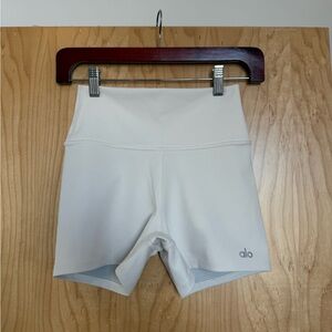 ALO Yoga Women's Cream Airlift Energy Short 5”